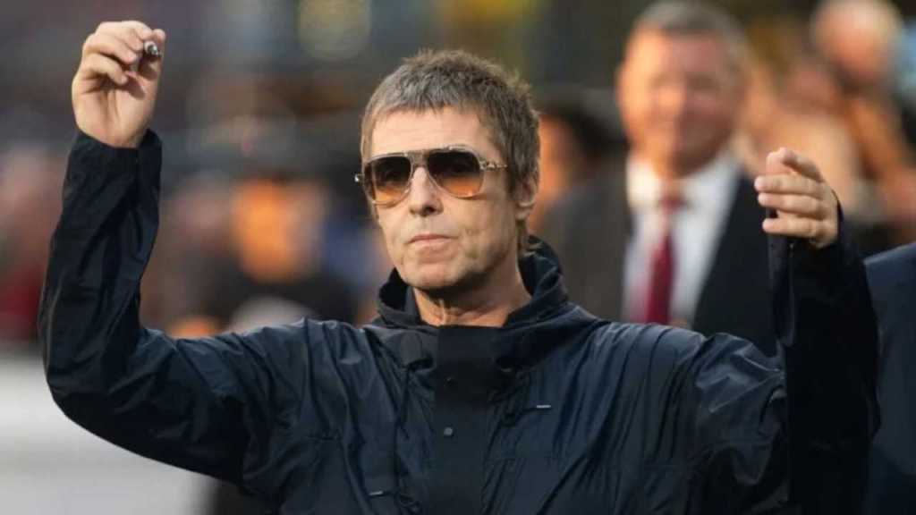 Oasis vuelve a cruzarse con la rivalidad entre Manchester y Liverpool